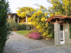 GatticoVilla in the hills between two lakes的一个带门和房子的花园
