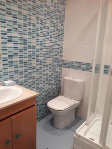 里斯本机场住宿旅馆的浴室配有卫生间、盥洗盆和淋浴。