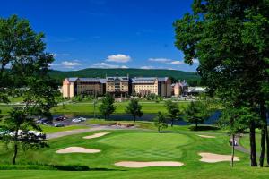 波科诺山Mount Airy Casino Resort - Adults Only 21 Plus的享有高尔夫球场的景色,酒店背景