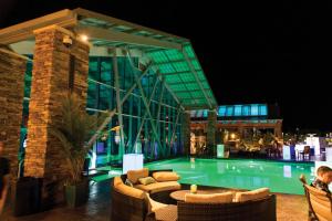 波科诺山Mount Airy Casino Resort - Adults Only 21 Plus的一座游泳池旁,设有沙发和椅子