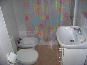 纳瓦哈斯切洛公寓的一间带卫生间和水槽的浴室