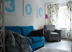 切尔尼戈夫Бело-голубая безмятежность的客厅配有蓝色的沙发和椅子