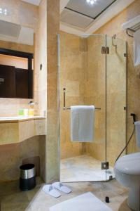 麦加阿尔基斯瓦大厦酒店的浴室设有玻璃淋浴间和卫生间