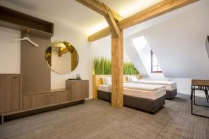 Pakosław帕可斯瓦夫宫酒店的一间卧室设有两张床和大镜子