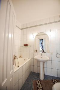 伯伊莱戈沃拉Vila Lili的白色的浴室设有水槽、浴缸和水槽。