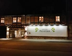 葡萄酒之路上的诺伊施塔特Hotel Palatina "Hotel-Restaurant"的一家晚上有标志的酒店,上面写着朗特卡酒店