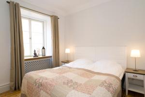 斯德哥尔摩英仙座住宅酒店的一间卧室配有床,床上装有被子