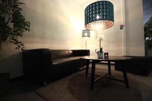 乌普萨拉中央车站酒店的客厅配有沙发和带台灯的桌子