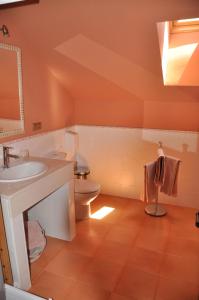 哈兰迪雅·德·拉·维尔罗布勒斯乡村酒店的一间带水槽和卫生间的浴室