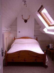 贝德福德De Parys Guest House - Fully Airconditioned的阁楼上的卧室配有一张大床