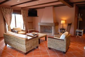 哈兰迪雅·德·拉·维尔罗布勒斯乡村酒店的带沙发和壁炉的客厅