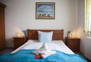 拉姆斯泰因-米森巴赫Hotel Atlantis的一间卧室配有带毛巾的床