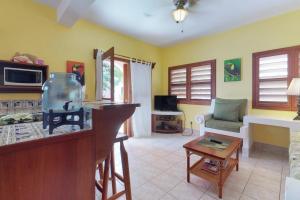 圣佩德罗Hibiscus @ Caribe Island的客厅,柜台上放鱼碗