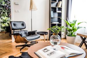 布尔诺马萨里科瓦30号公寓的客厅配有桌子、书籍和椅子