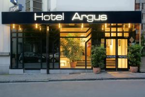 布鲁塞尔Hôtel Argus by happyCulture的建筑前方的酒店建筑标牌