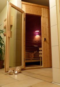 罗迪斯海恩沃尔夫斯穆尔菲林酒店的滑动玻璃门通向一间带淋浴的浴室