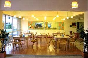 莱卡邦素万那普机场纳林亚之家酒店的一间在房间内配有桌椅的餐厅