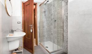 佩斯卡拉Le stanze di Bruno的带淋浴、卫生间和盥洗盆的浴室