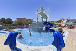 卡拉索斯Aegean Blue Villa's - All Inclusive & Water park的一群人在水上公园玩耍
