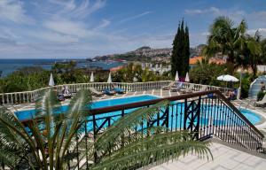 丰沙尔Hotel Quinta Bela S Tiago的享有游泳池和大海的景色