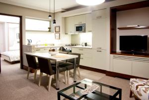 伊斯坦布尔116住宅的厨房以及带桌椅的起居室。