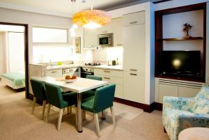 伊斯坦布尔116住宅的一间厨房,内设一张桌子和绿色椅子