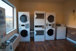 托里布罗肯马刺酒店及牛排餐厅的洗衣房配有4台洗衣机和烘干机