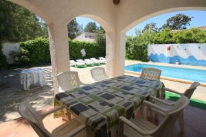 蒙特罗伊Villa Rustical 9的一个带桌椅的庭院和一个游泳池