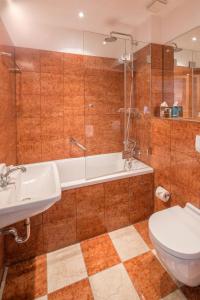 纽伦堡凯瑟杜特斯彻酒店的带浴缸、卫生间和盥洗盆的浴室