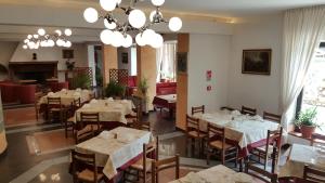 Hotel del Lago Ampollino餐厅或其他用餐的地方