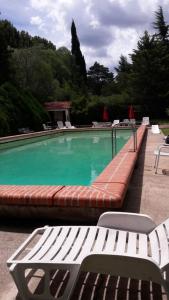 拉库布蕾Hotel Zapata的一个带长凳和椅子的大型游泳池