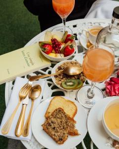 巴黎德约瑟芬波拿巴酒店的餐桌上摆放着食物和饮料