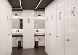莫斯科丘布胶囊旅馆的一间带水槽、白色墙壁和卫生间的浴室