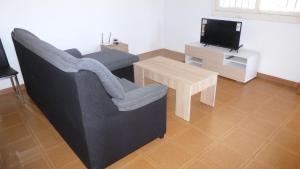 塔韦尔内斯德拉瓦利迪格纳Chalet Verde的带沙发、桌子和电视的客厅