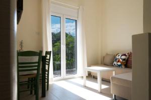 克里奥斯Villa Albanis的客厅配有桌子和窗户