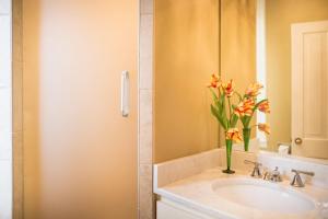萨凡纳凯瑟琳沃德旅馆的浴室设有水槽和花瓶