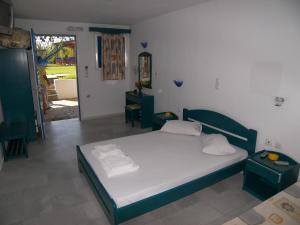 阿吉奥斯普罗科皮奥斯竞技场之星公寓的一间卧室配有一张床,另一间卧室设有门