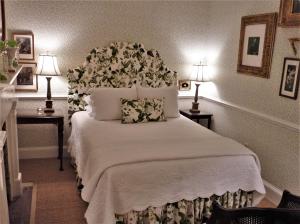 萨凡纳凯瑟琳沃德旅馆的一间卧室配有一张带白色床罩的床