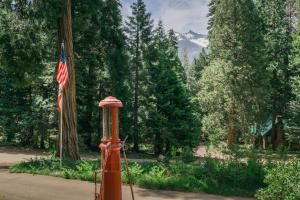 红杉国家公园银城度假山庄的公园杆上的美国国旗