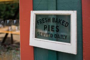 红杉国家公园银城度假山庄的门上的标牌,上面写着新鲜出炉的馅饼