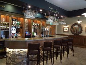 五英里镇Clogher Valley Golf Club的餐厅内带黑凳的酒吧