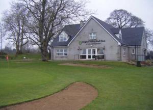 五英里镇Clogher Valley Golf Club的前面有绿色草坪的房子