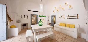 马鲁焦Masseria Scorcialupi的白色的客厅配有白色的沙发和桌子