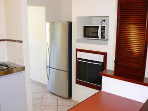 杰拉尔顿Geraldton Luxury Retreat 2 with free Streaming的厨房配有不锈钢冰箱和微波炉。