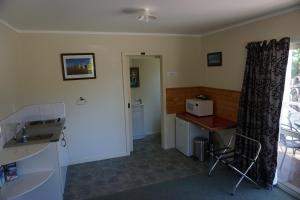 玛拉豪Abel Tasman Haven的一个带水槽的厨房和一张书桌