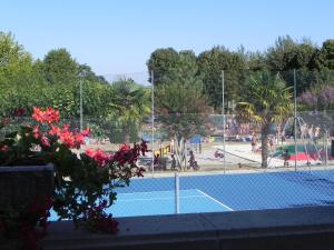 Gondrin帕尔戴兰酒店的网球场和网球场