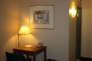 梅普尔伍德翡翠汽车旅馆的配有台灯和电话的桌子的房间