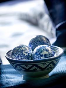 利斯威赫普罗肯伯格住宿加早餐旅馆的蓝色的白碗,上面有三个鸡蛋