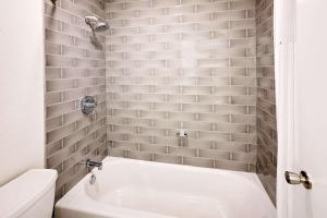 佛罗伦萨豪生佛罗伦萨酒店的浴室配有白色浴缸和卫生间。