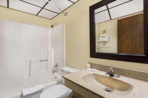 拉夫兰拉夫兰/柯林斯堡地区客之家酒店的一间带水槽、卫生间和镜子的浴室